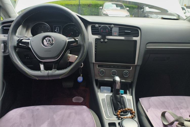 Used Volkswagen Golf 2015 1.6L Automatic Comfort Model Center Console