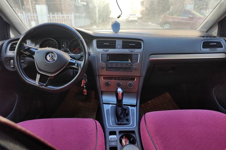 Used Volkswagen Golf 2015 1.6L Automatic Comfort Model Center Console