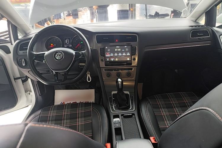 Used Volkswagen Golf 2015 1.6L Automatic Comfort Model Center Console
