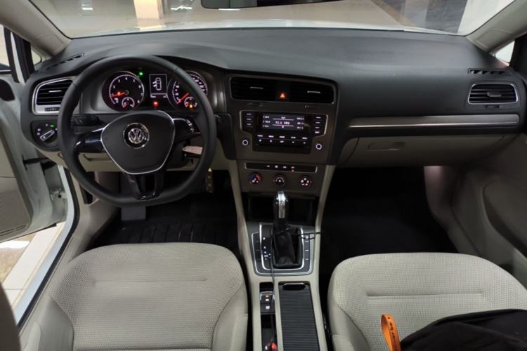 Used Volkswagen Golf 2015 1.6L Automatic Comfort Model Center Console
