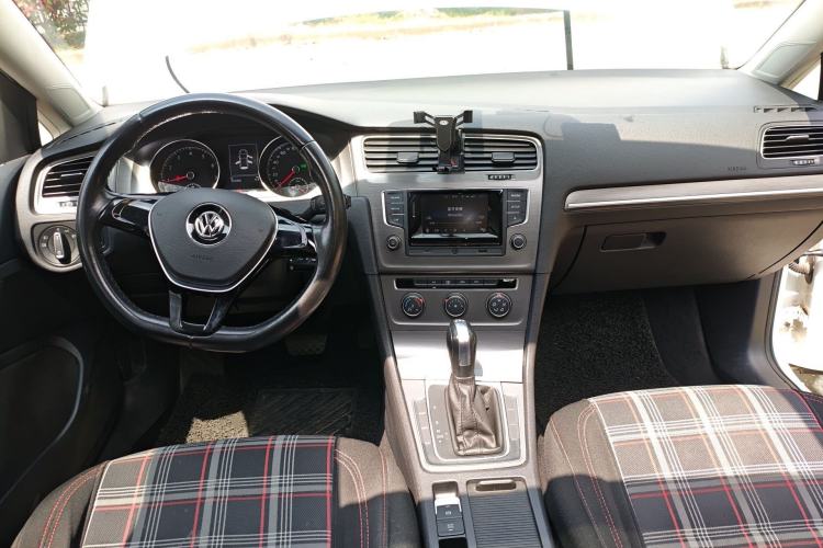 Used Volkswagen Golf 2015 1.4TSI Automatic Comfort Model Center Console