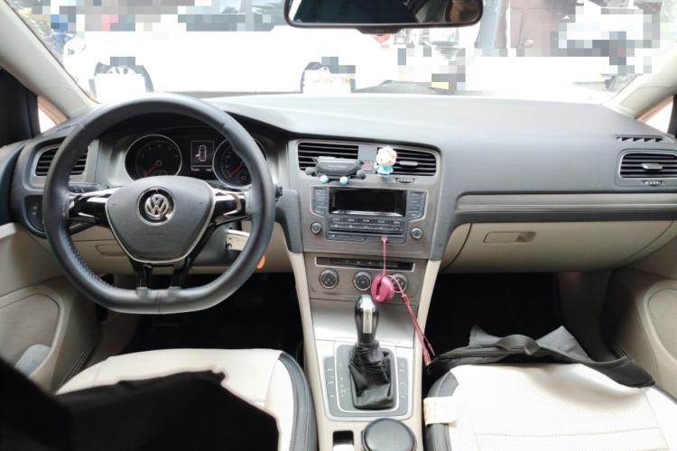 Used Volkswagen Golf 2015 1.6L Automatic Comfort Model Center Console