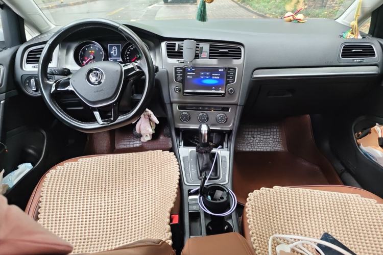 Used Volkswagen Golf 2015 1.6L Automatic Comfort Model Center Console