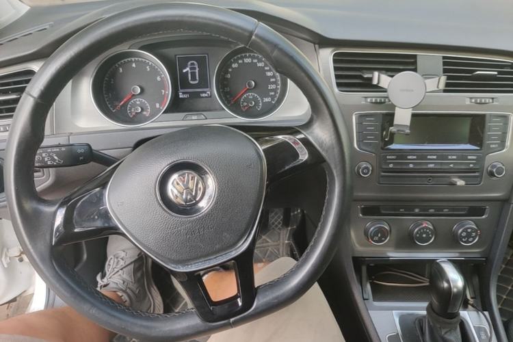 Used Volkswagen Golf 2015 1.6L Automatic Comfort Model Center Console