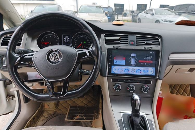 Used Volkswagen Golf 2015 1.6L Automatic Comfort Model Center Console
