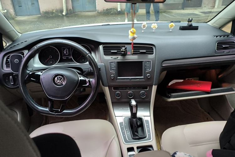 Used Volkswagen Golf 2015 1.6L Automatic Comfort Model Center Console