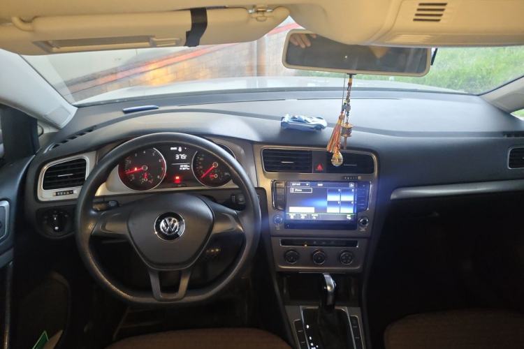 Used Volkswagen Golf 2015 1.6L Automatic Fashion Model Center Console