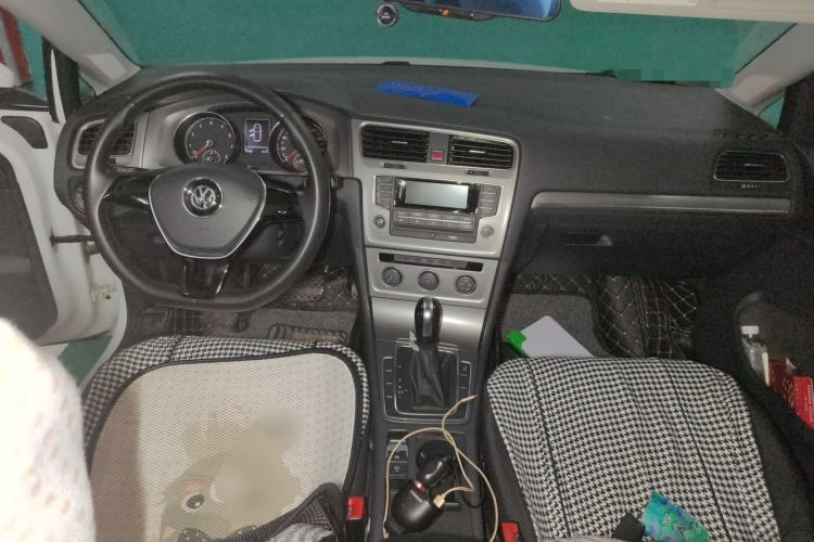 Used Volkswagen Golf 2015 1.6L Automatic Comfort Model Center Console