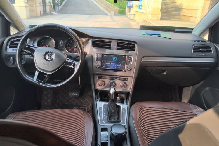 Used Volkswagen Golf 2015 1.6L Automatic Comfort Model Center Console