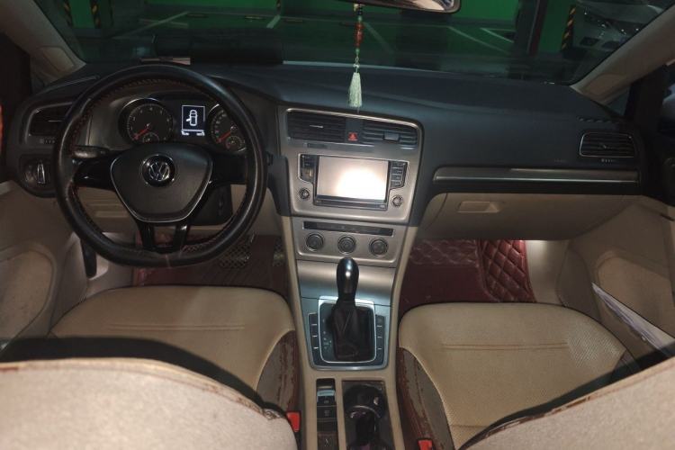 Used Volkswagen Golf 2015 1.6L Automatic Fashion Model Center Console