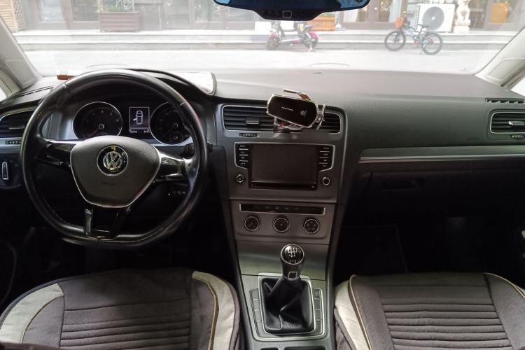 Used Volkswagen Golf 2015 1.4TSI Manual Comfort Model Center Console