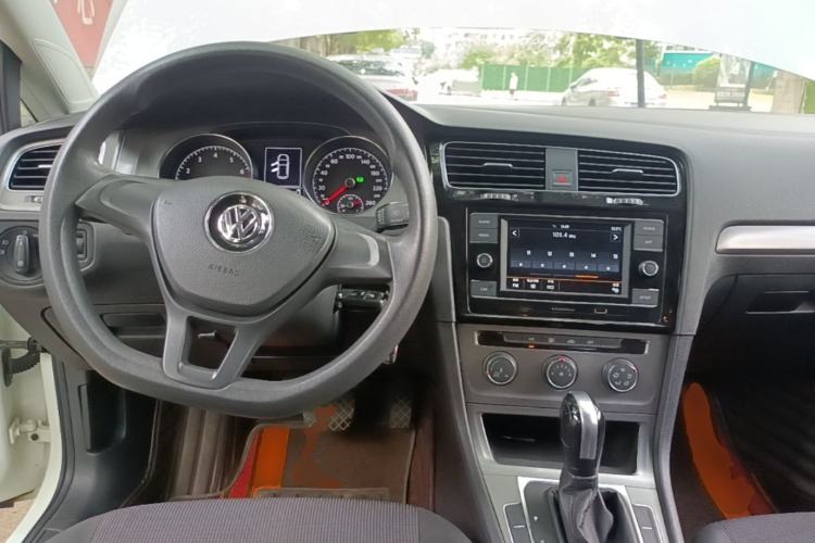 Used Volkswagen Golf 2015 1.6L Automatic Fashion Model Center Console