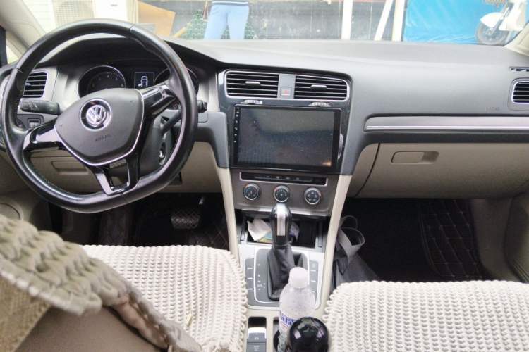 Used Volkswagen Golf 2015 1.6L Automatic Comfort Model Center Console