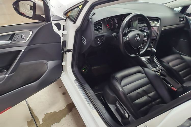 Used Volkswagen Golf 2015 1.4TSI Automatic Luxury Model Driver Seat