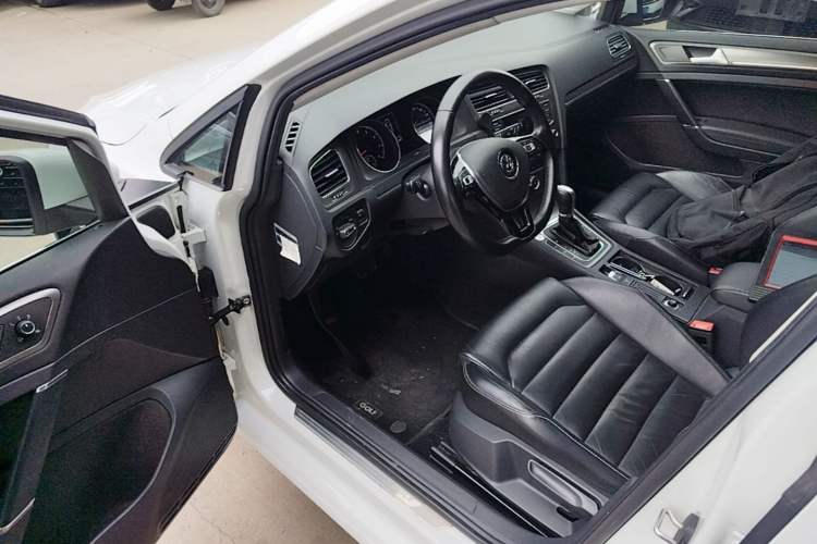 Used Volkswagen Golf 2015 1.4TSI Automatic Luxury Model Driver Seat