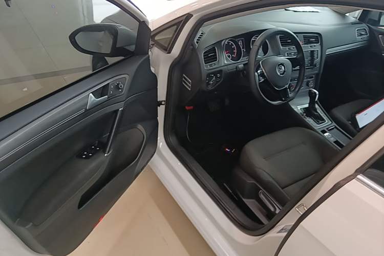 Used Volkswagen Golf 2015 1.6L Automatic Comfort Model Driver Seat