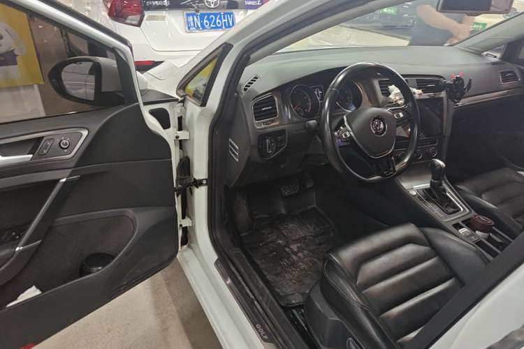 Used Volkswagen Golf 2015 1.4TSI Automatic Luxury Model Driver Seat