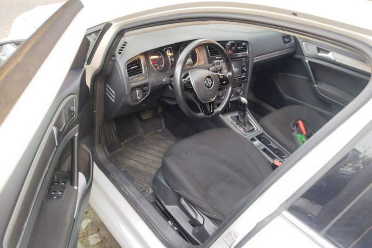 Used Volkswagen Golf 2015 1.4TSI Automatic Comfort Model Driver Seat