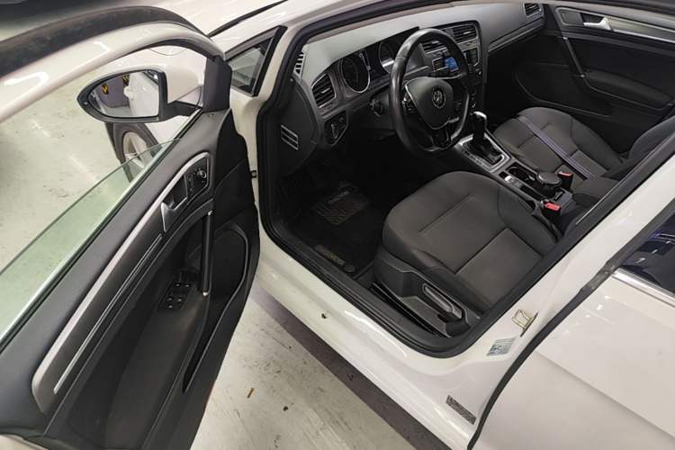 Used Volkswagen Golf 2015 1.4TSI Automatic Comfort Model Driver Seat