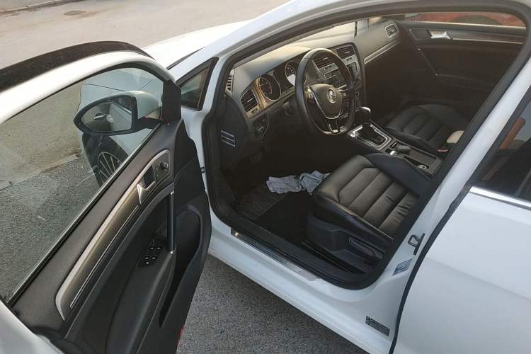 Used Volkswagen Golf 2015 1.4TSI Automatic Luxury Model Driver Seat