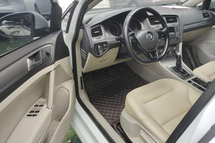 Used Volkswagen Golf 2015 1.4TSI Automatic Comfort Model Driver Seat