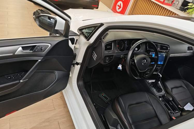 Used Volkswagen Golf 2015 1.4TSI Automatic Comfort Model Driver Seat