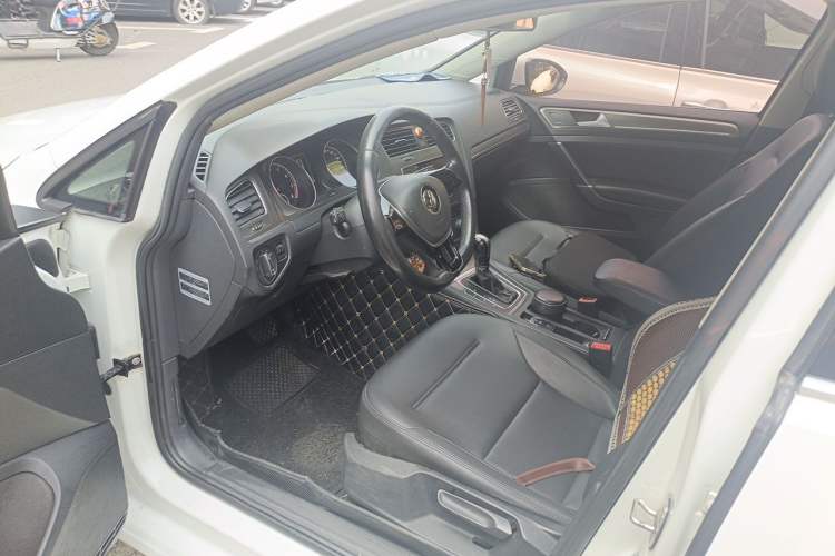 Used Volkswagen Golf 2015 1.4TSI Automatic Comfort Model Driver Seat