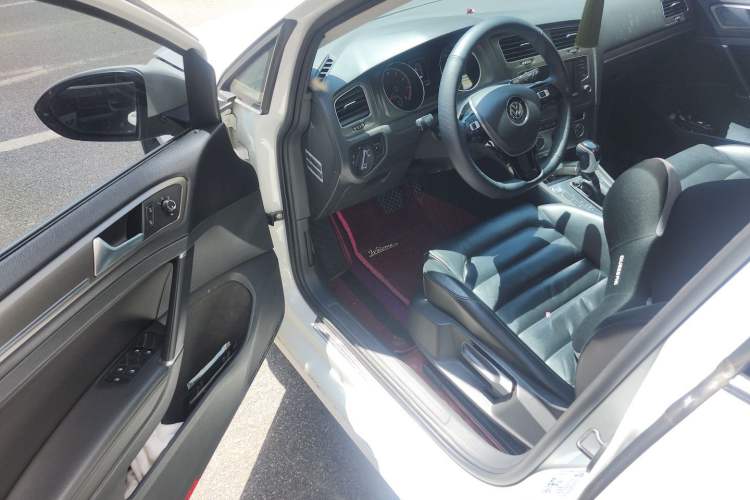 Used Volkswagen Golf 2015 1.4TSI Automatic Luxury Model Driver Seat