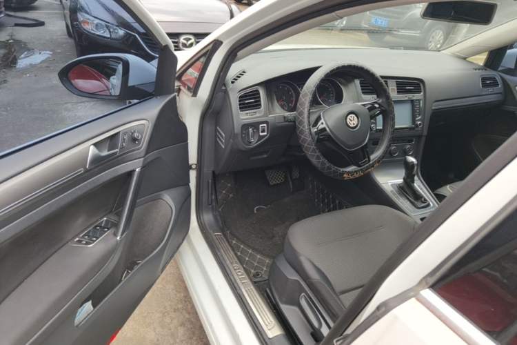 Used Volkswagen Golf 2015 1.4TSI Automatic Comfort Model Driver Seat