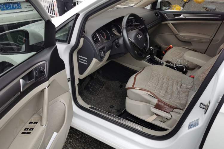 Used Volkswagen Golf 2015 1.4TSI Automatic Comfort Model Driver Seat