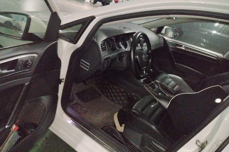 Used Volkswagen Golf 2015 1.4TSI Automatic Luxury Model Driver Seat