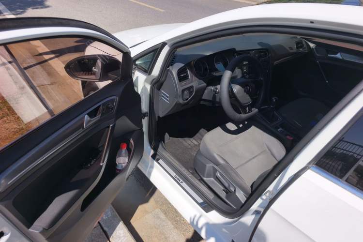Used Volkswagen Golf 2015 1.4TSI Manual Comfort Model Driver Seat