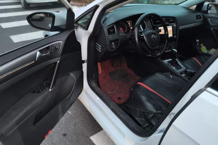 Used Volkswagen Golf 2015 1.4TSI Automatic Comfort Model Driver Seat