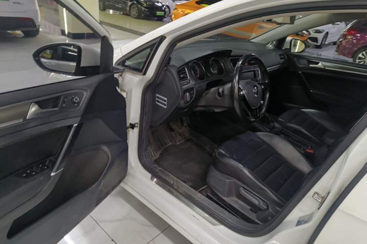 Used Volkswagen Golf 2015 1.4TSI Automatic Luxury Model Driver Seat