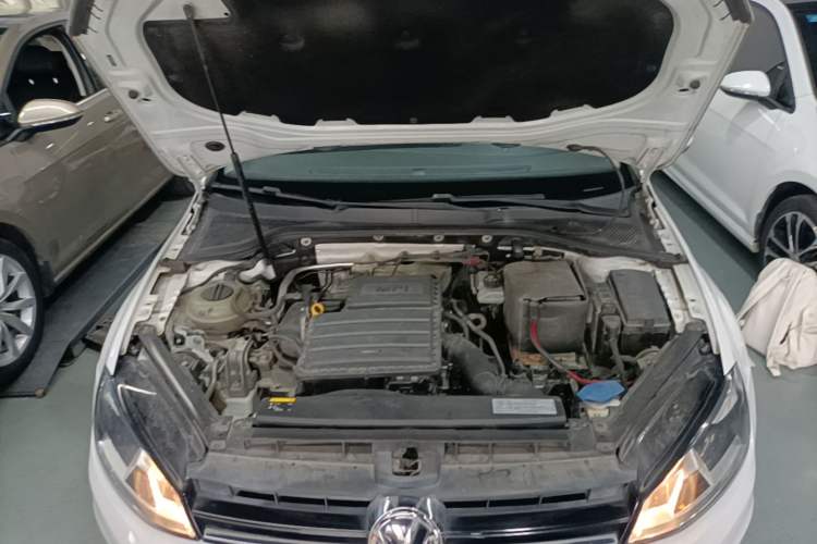 Used Volkswagen Golf 2015 1.6L Manual Fashion Edition Engine Bay