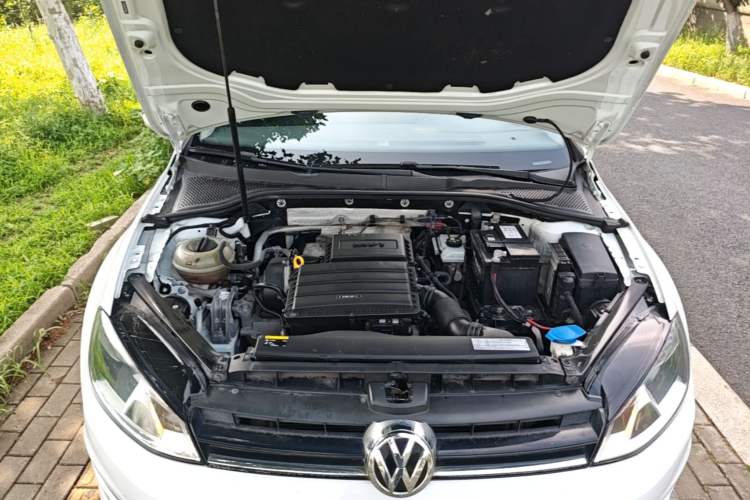 Used Volkswagen Golf 2015 1.6L Automatic Fashion Model Engine Bay
