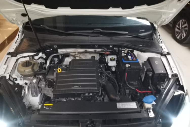 Used Volkswagen Golf 2015 1.6L Manual Fashion Edition Engine Bay