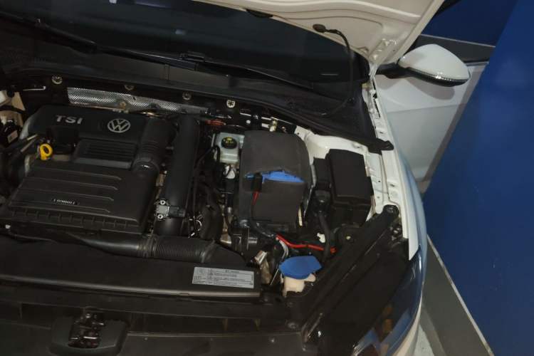 Used Volkswagen Golf 2015 1.4TSI Automatic Luxury Model Engine Bay Left