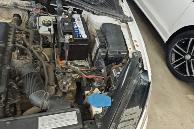 Used Volkswagen Golf 2015 1.6L Automatic Comfort Model Engine Bay Left