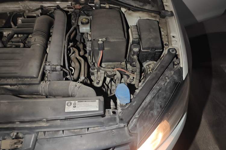 Used Volkswagen Golf 2015 1.4TSI Comfort Travel Edition Engine Bay Left