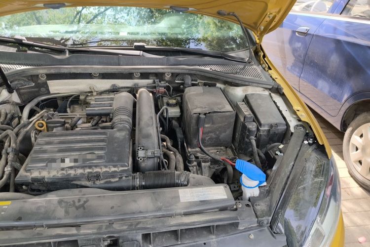 Used Volkswagen Golf 2015 1.4TSI Automatic Luxury Model Engine Bay Left