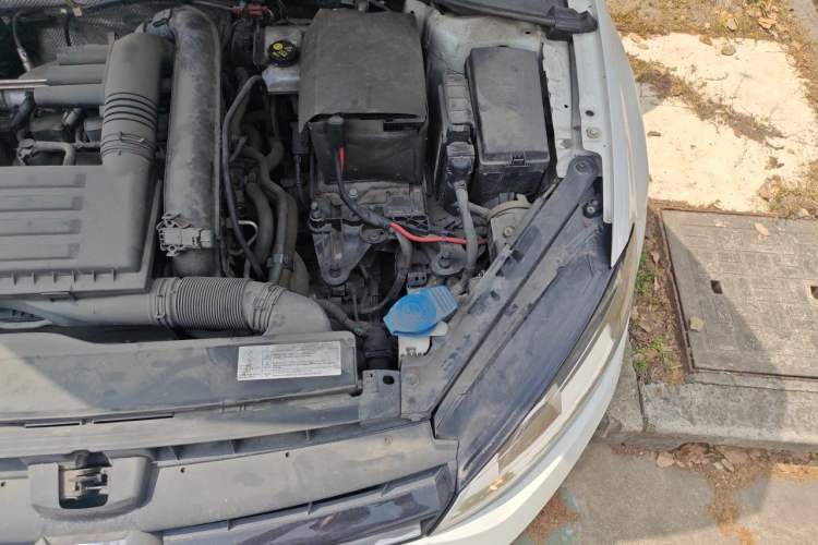 Used Volkswagen Golf 2015 1.4TSI Automatic Luxury Model Engine Bay Left