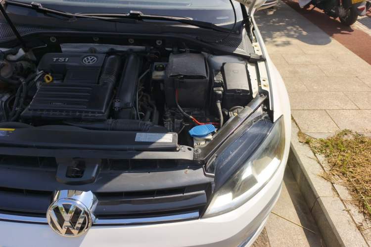 Used Volkswagen Golf 2015 1.4TSI Manual Comfort Model Engine Bay Left
