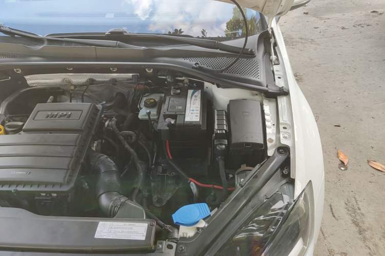 Used Volkswagen Golf 2015 1.6L Automatic Comfort Model Engine Bay Left
