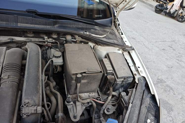 Used Volkswagen Golf 2015 1.4TSI Manual R-Line Engine Bay Left