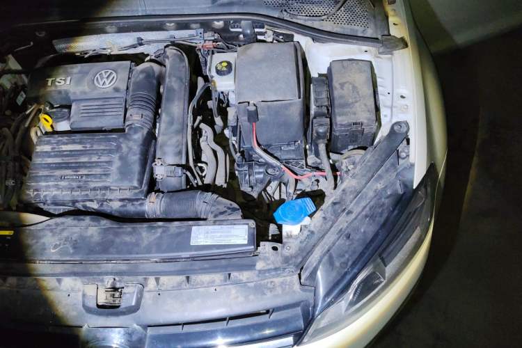 Used Volkswagen Golf 2015 1.4TSI Automatic Luxury Model Engine Bay Left