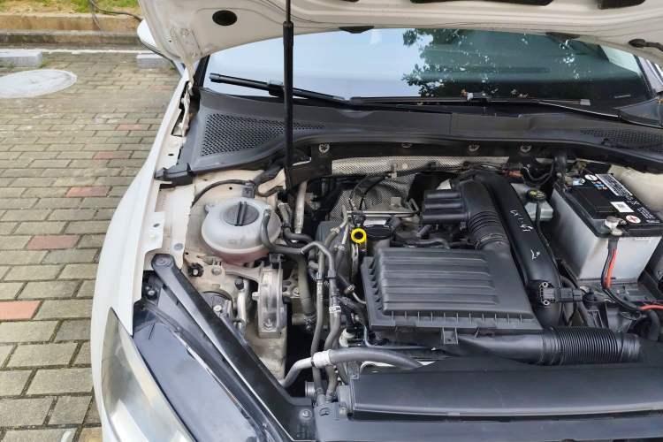Used Volkswagen Golf 2015 1.4TSI Comfort Travel Edition Engine Bay Right