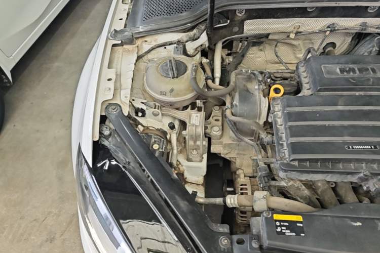 Used Volkswagen Golf 2015 1.6L Automatic Comfort Model Engine Bay Right