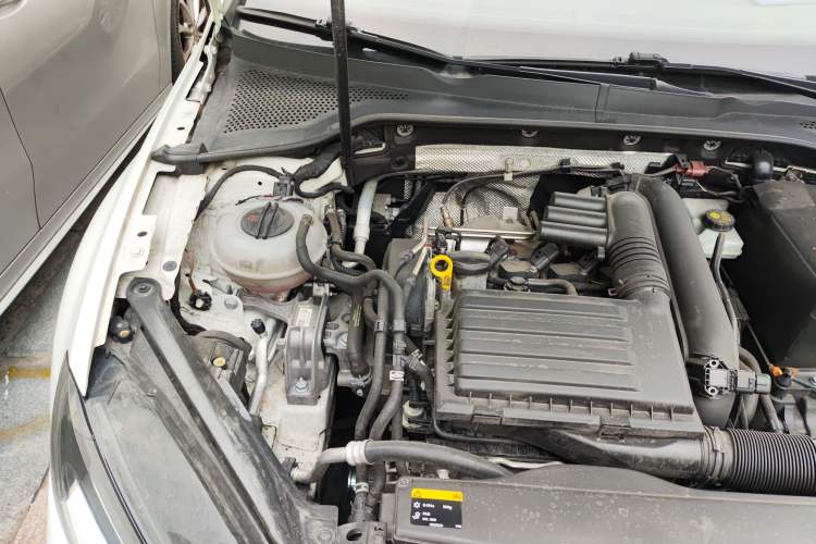 Used Volkswagen Golf 2015 1.4TSI Comfort Travel Edition Engine Bay Right