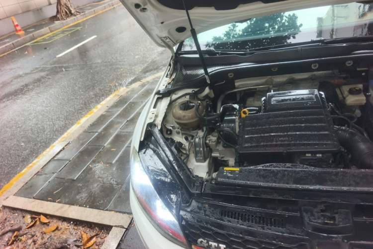 Used Volkswagen Golf 2015 1.6L Automatic Fashion Model Engine Bay Right